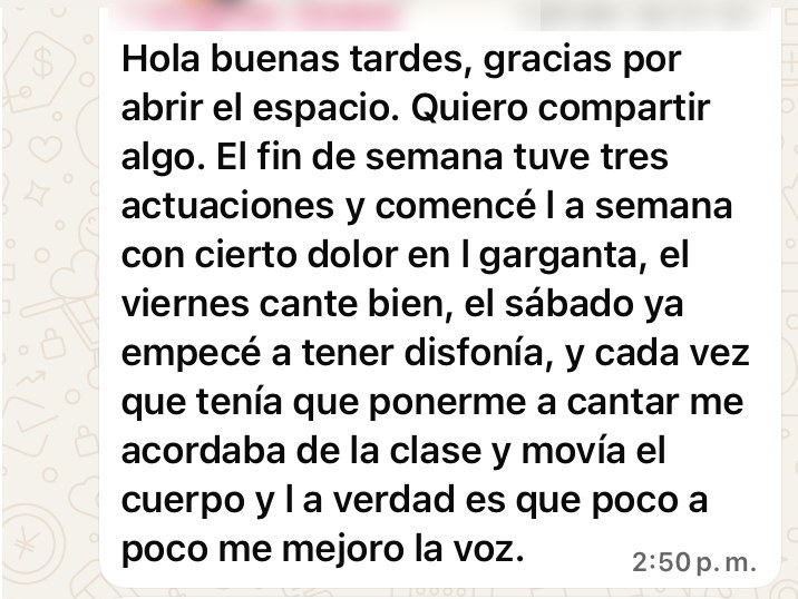 Mensaje de una alumna: cada vez que tenía que cantar movía el cuerpo y poco a poco me mejoró la voz